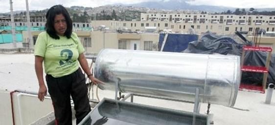 En Ciudad Bicentario.En el proyecto de vivienda se instalaron paneles solares el 2009 para calentar agua.
