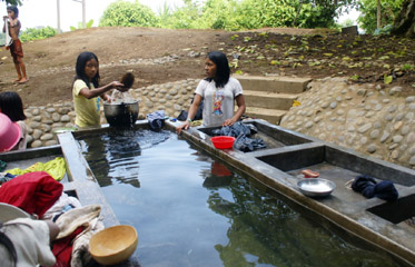 Sharamentsa cambia sus costumbres para recibir al turista solar agua