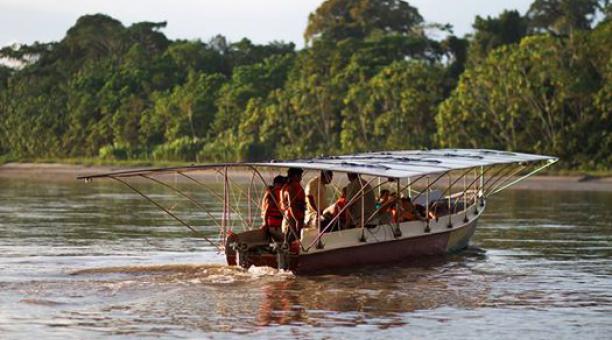 Kara Solar Con el barco solar se busca generar transporte público fluvial para nueve comunidades achuar en la Amazonía del Ecuador